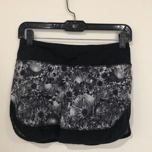 Lululemon black/gray floral pattern skirt w/ mesh trim sz 4 has shorts